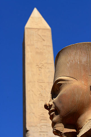 Statue égyptienne et obélisque