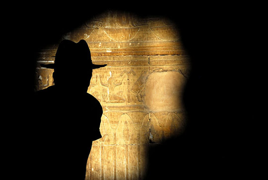 l'ombre d'indiana jones plane dans un temple égyptien